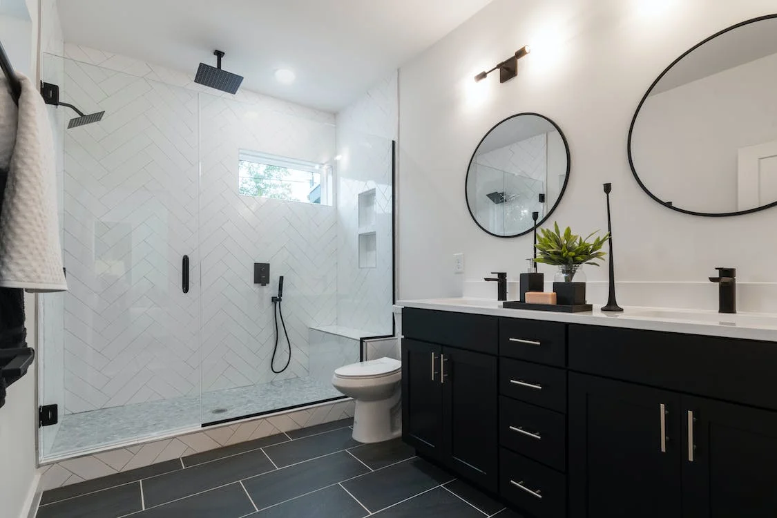A Brief Guide to Decorating Your Small Bathrooms on a Budget