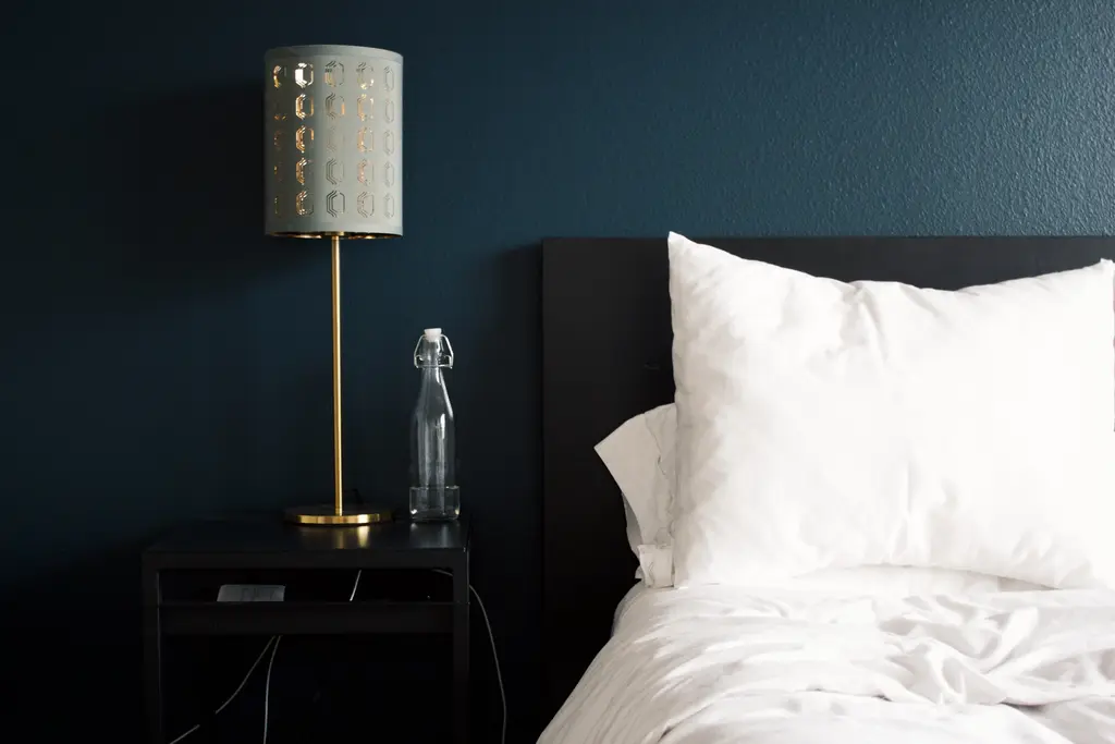 The Complete Guide To Throw Pillows For Bed Decor
